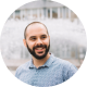 cliente feliz com o atendimento e as diversas opções de crédito consignado e serviços
